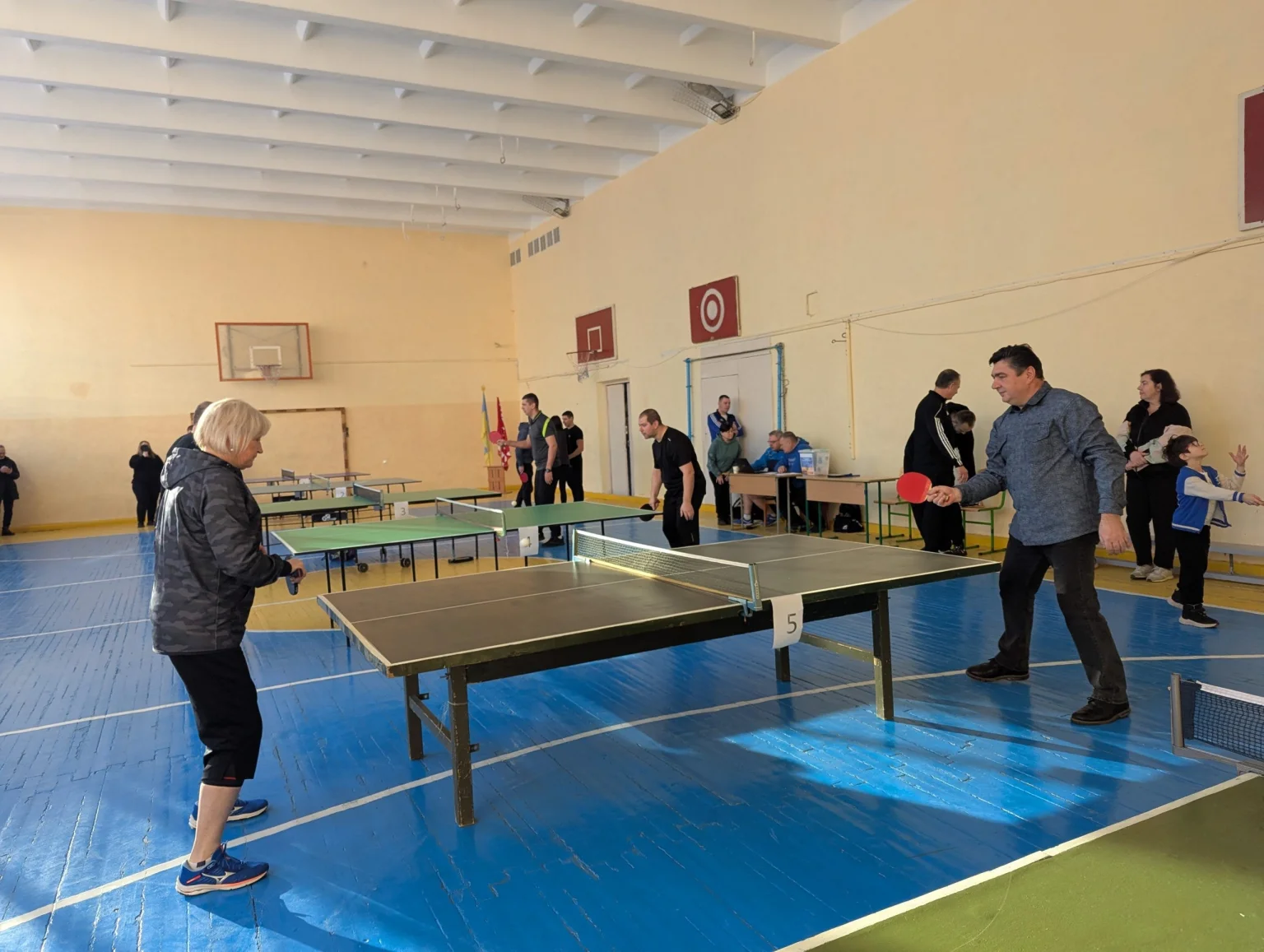 Педагоги Вінниці зійшлися за тенісними столами заради підтримки армії