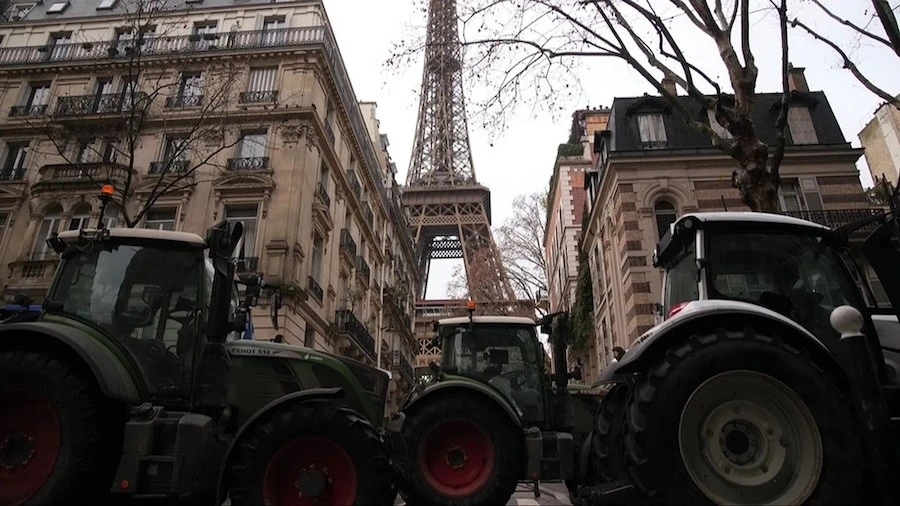 Фермерський спротив у Європі: трактори біля парламенту Франції та заблоковані автомагістралі Греції