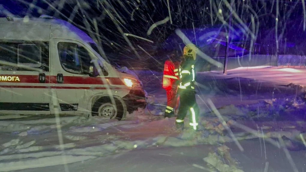 Сніг став на заваді: рятувальники доправили медиків до пацієнта на Вінниччині