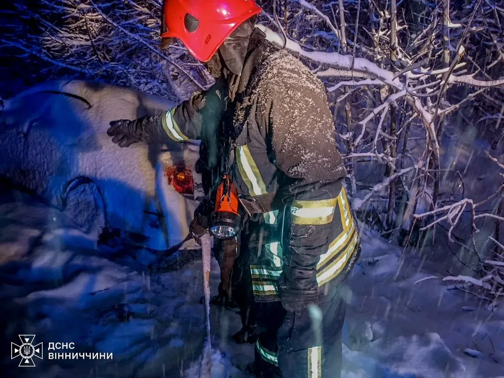Сніг став на заваді: рятувальники доправили медиків до пацієнта на Вінниччині