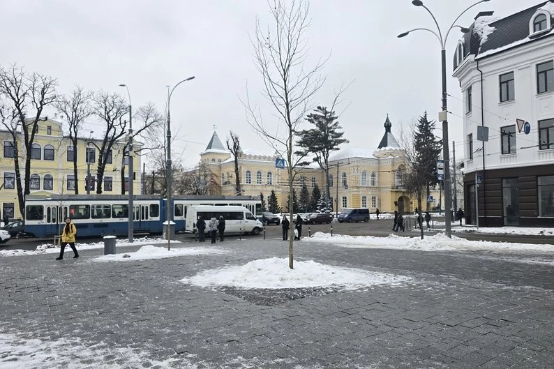 Майдан Небесної Сотні у Вінниці адаптували для маломобільних людей: оновили покриття, зупинки та висадили 8 дерев