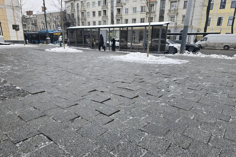 Майдан Небесної Сотні у Вінниці адаптували для маломобільних людей: оновили покриття, зупинки та висадили 8 дерев