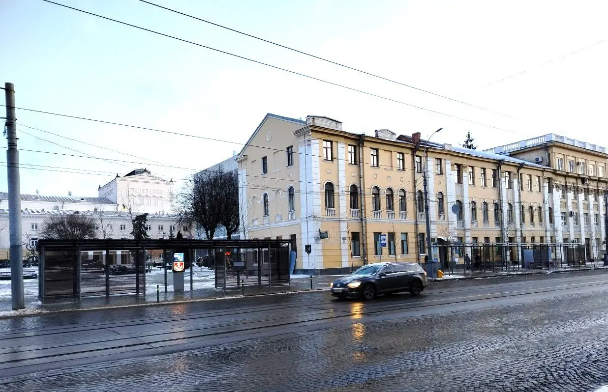 Майдан Небесної Сотні у Вінниці адаптували для маломобільних людей: оновили покриття, зупинки та висадили 8 дерев