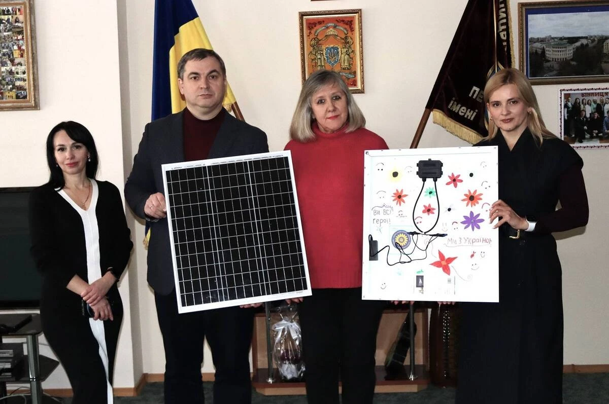 Портативна енергія для кампусу: вінницькому педуніверситету передали автономні сонячні модулі зі США