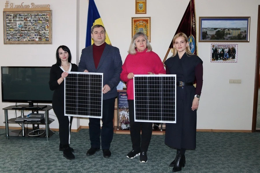 Портативна енергія для кампусу: вінницькому педуніверситету передали автономні сонячні модулі зі США