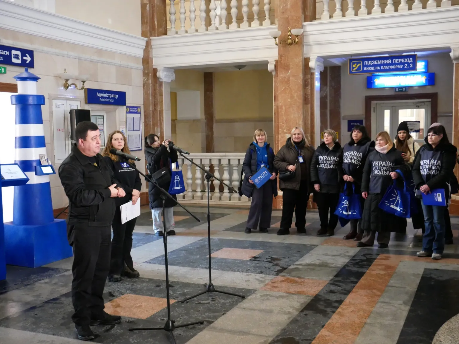 Пастка у дзеркальному кубі: на вінницькому вокзалі вчать розпізнавати експлуатацію