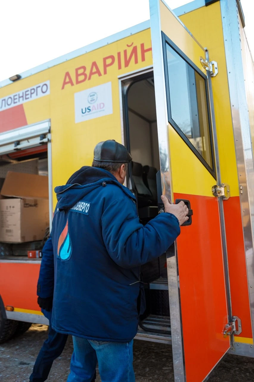 Вінниця підставляє плече Києву: тепловики вирушили відновлювати мережі після атак