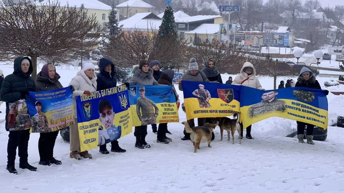 У Тростянці мовчазною акцією підтримали полонених та зниклих безвісти