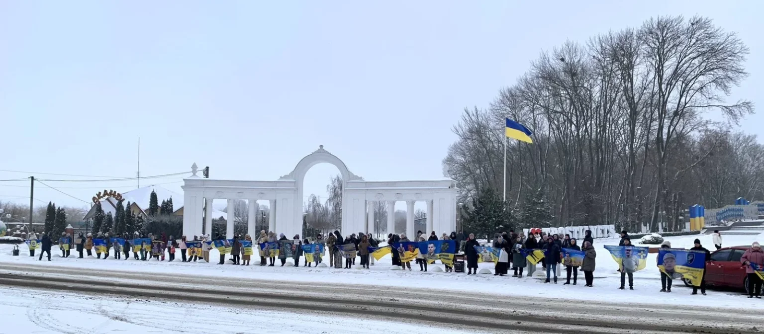 У Тростянці мовчазною акцією підтримали полонених та зниклих безвісти