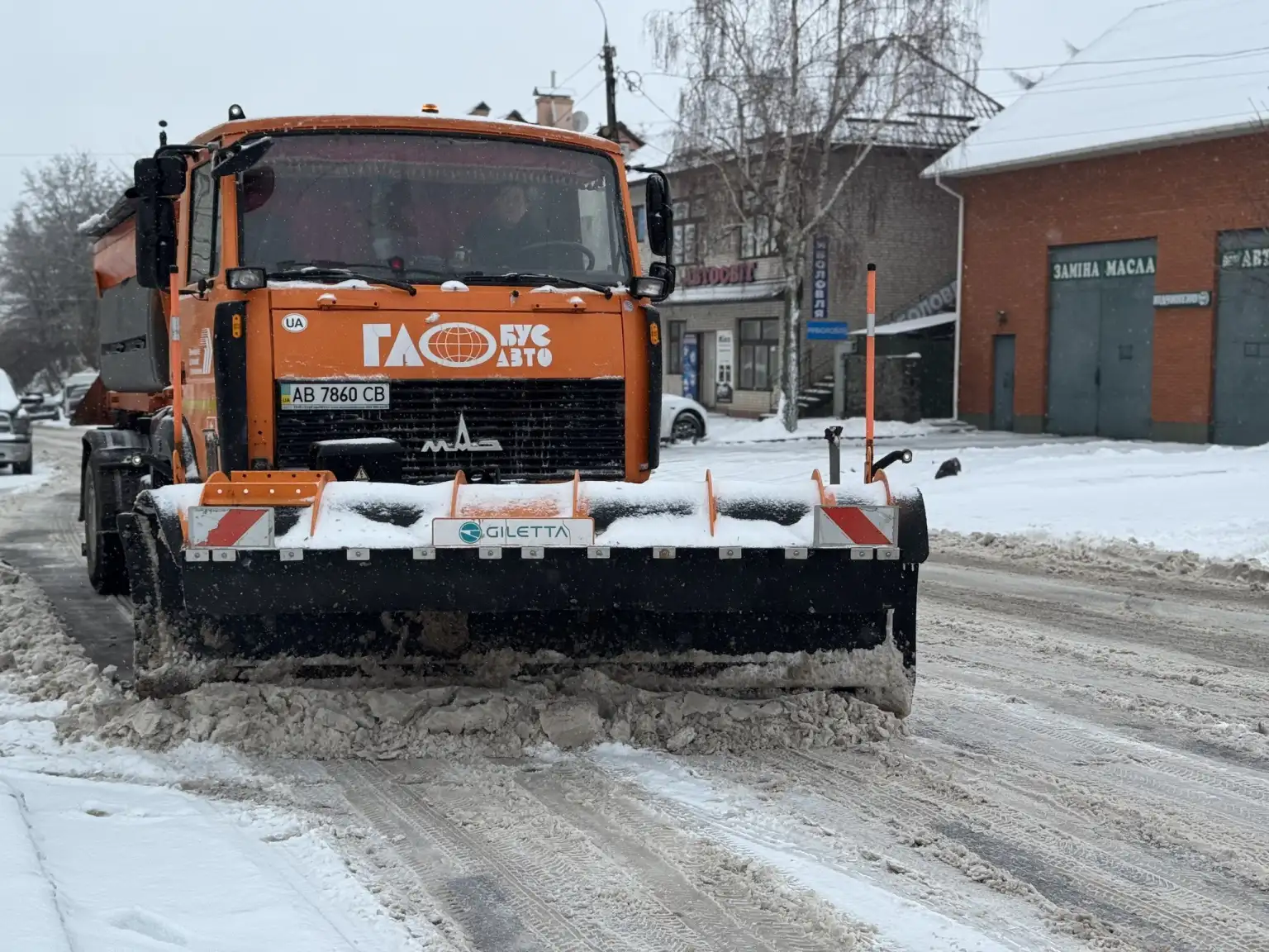 У Вінниці оголосили війну ожеледиці: на вулицях працює спецтехніка та посилені бригади комунальників