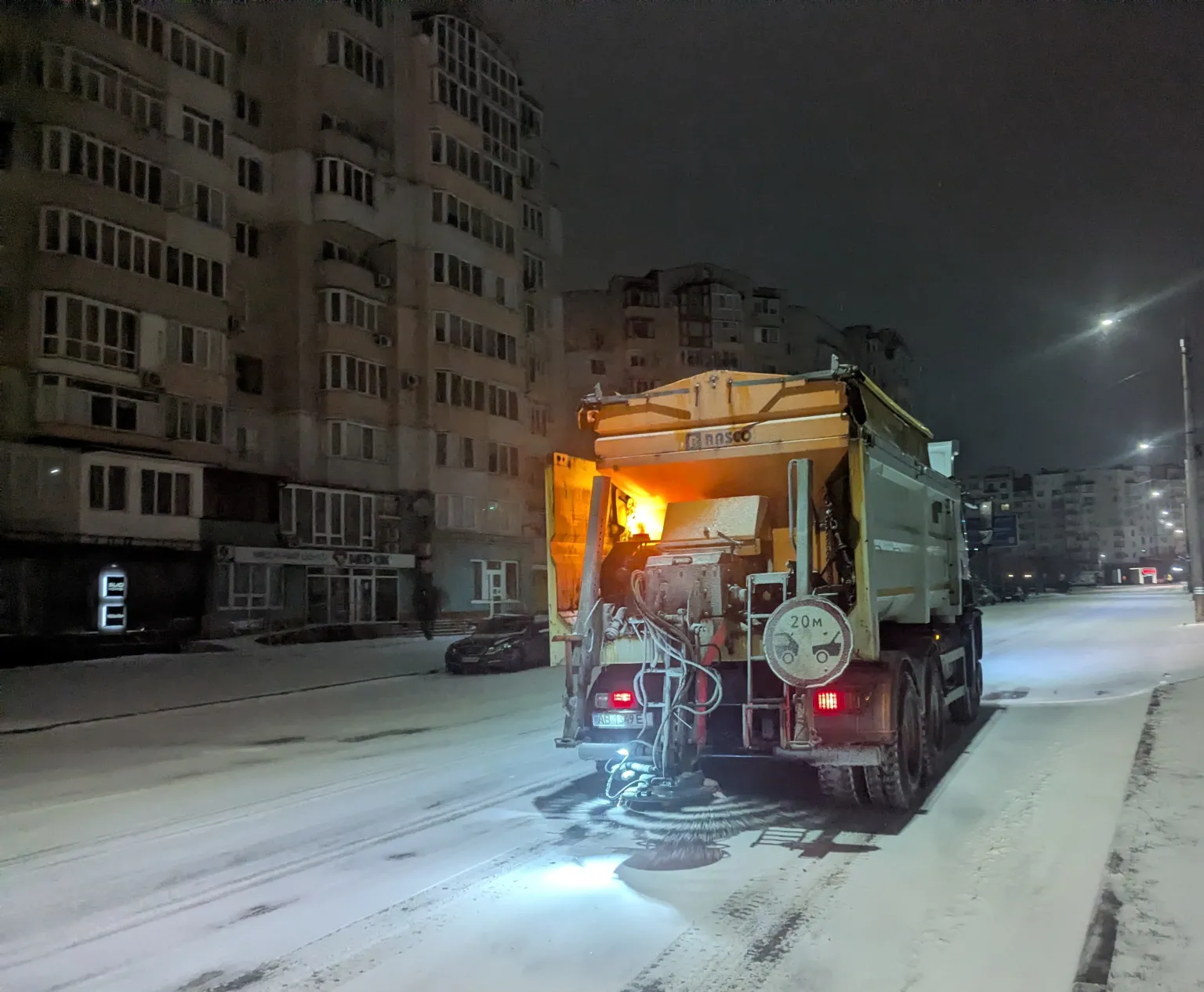 Вінниця проти криги: до прибирання снігу залучили слюсарів та адмінперсонал