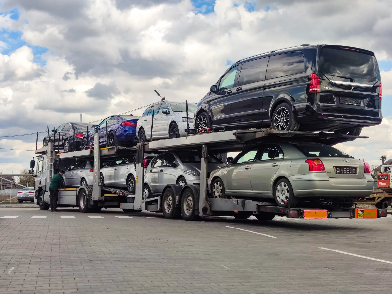 Електрокари тиснуть дизель: Україна завезла 444 860 авто за рік, а Вінниччина додала понад 20 тисяч реєстрацій