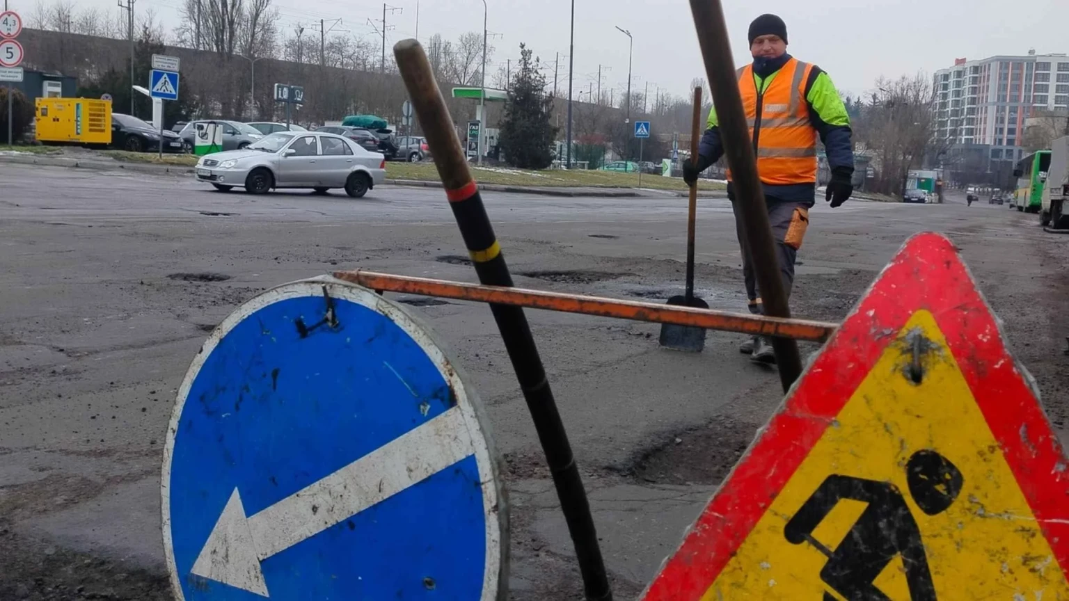 Вінниця готує дороги до весни: у місті стартував ремонт найбільш проблемних ділянок
