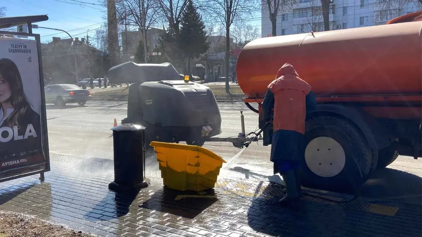 Чистота та комфорт: у Вінниці розпочали масштабне миття зупинок за допомогою спецтехніки