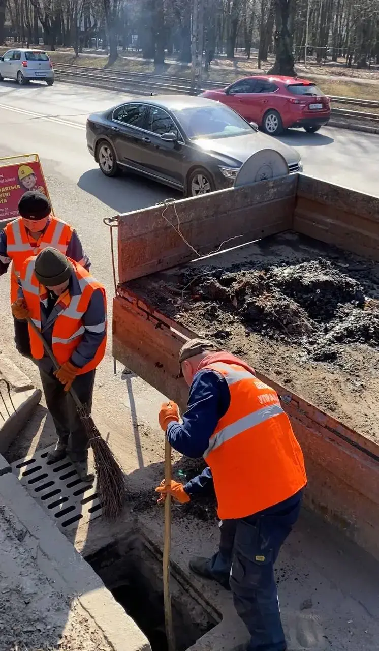 У Вінниці рятують дощову каналізацію від наслідків зими
