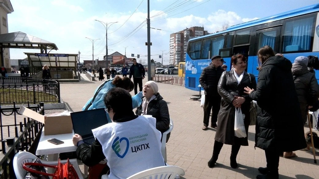 У Вінниці на Привокзальній площі розгорнули мобільний пункт діагностики