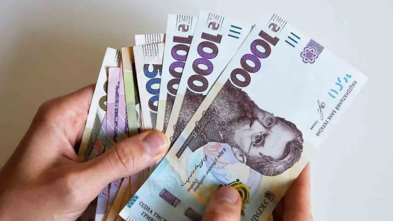 Як з моно зняти гроші: готівка у супермаркетах та банках