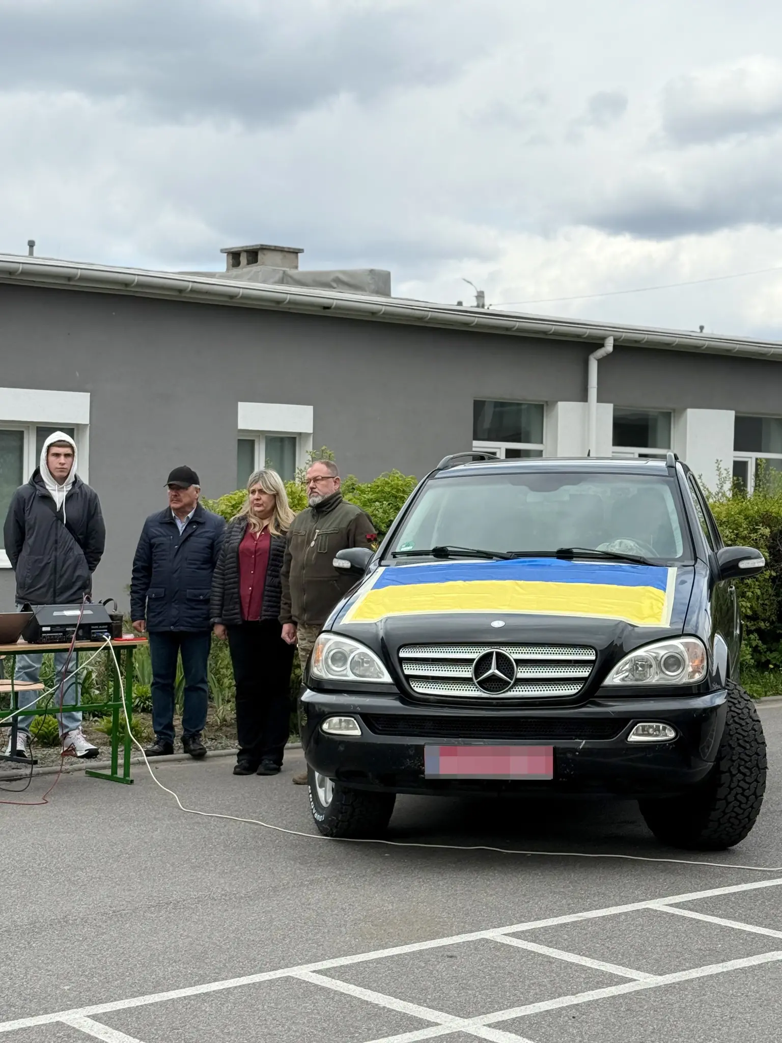 Вінницький ліцей передав на фронт черговий Mercedes: історія волонтерства та втрат