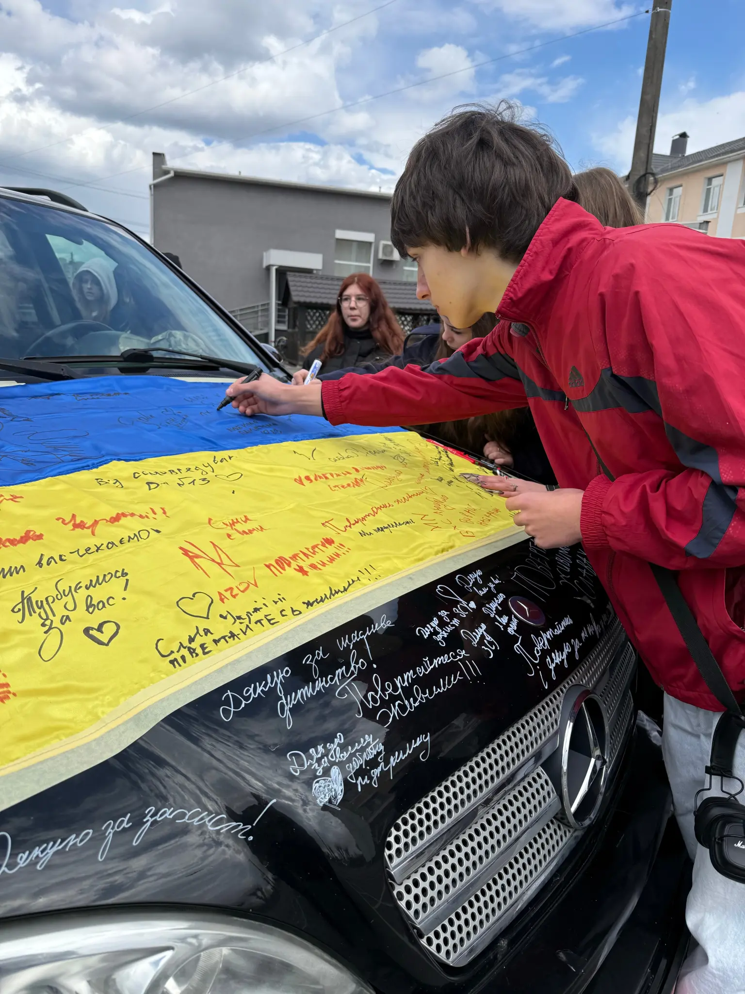 Вінницький ліцей передав на фронт черговий Mercedes: історія волонтерства та втрат