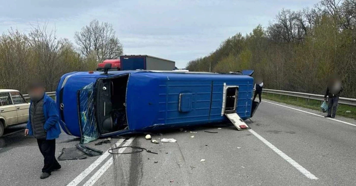 Лобове зіткнення під Вороновицею: через некерований позашляховик постраждали шестеро осіб