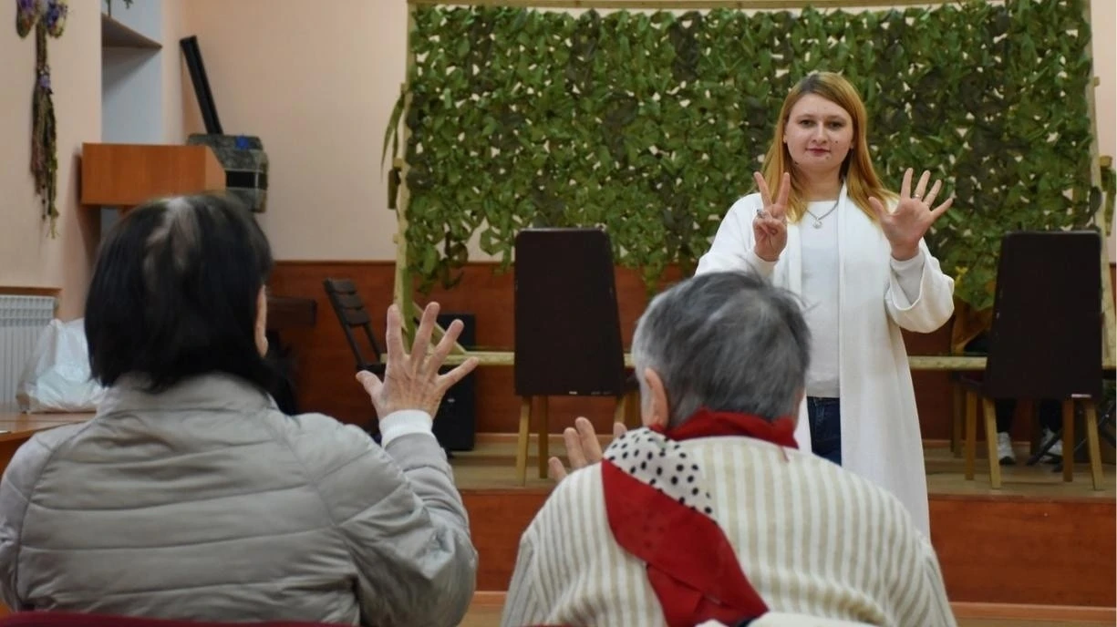 Скидаємо напругу: у Вінниці літніх людей навчають технік ментального відновлення