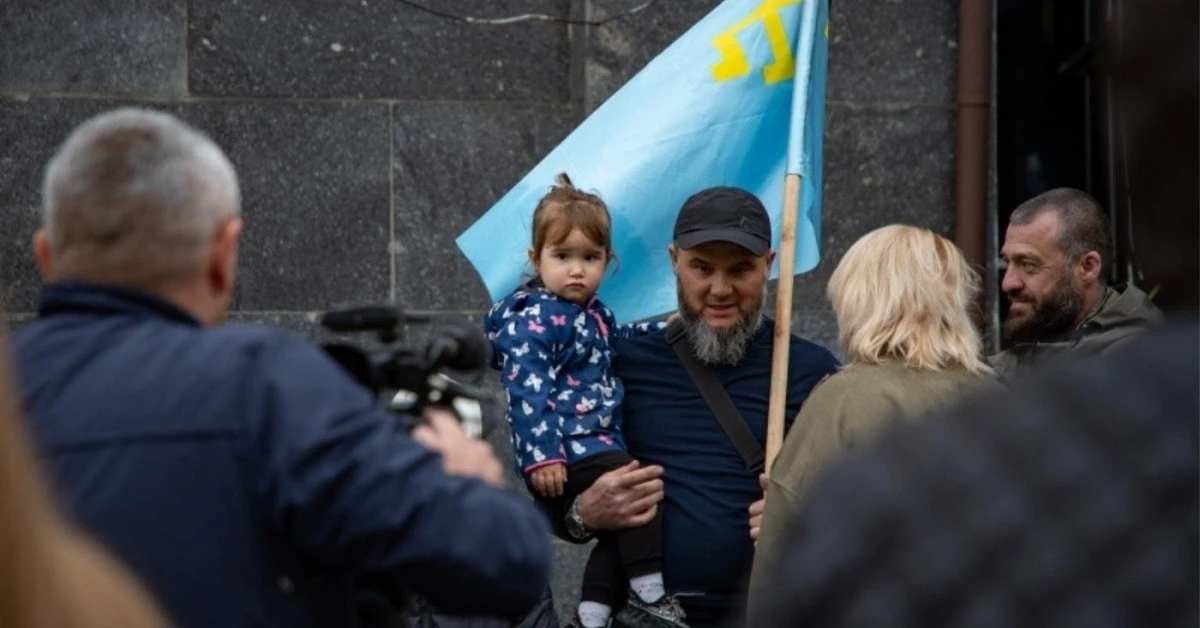 Стяг солідарності: у Вінниці підняли кримськотатарський прапор на знак пам’яті та боротьби