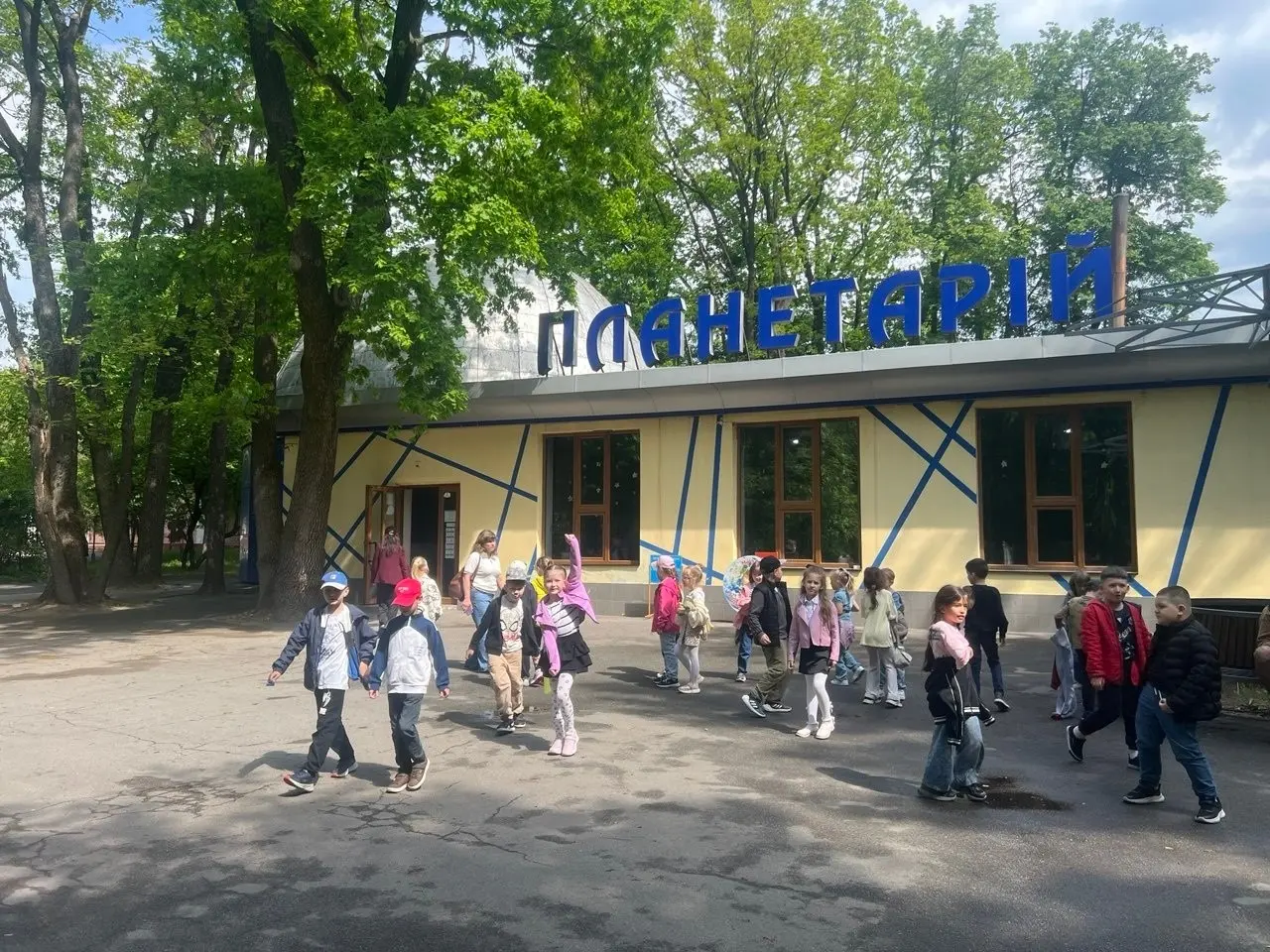 Зоряні таємниці та англомовне кіно: вінницький планетарій чекає на пришкільні табори
