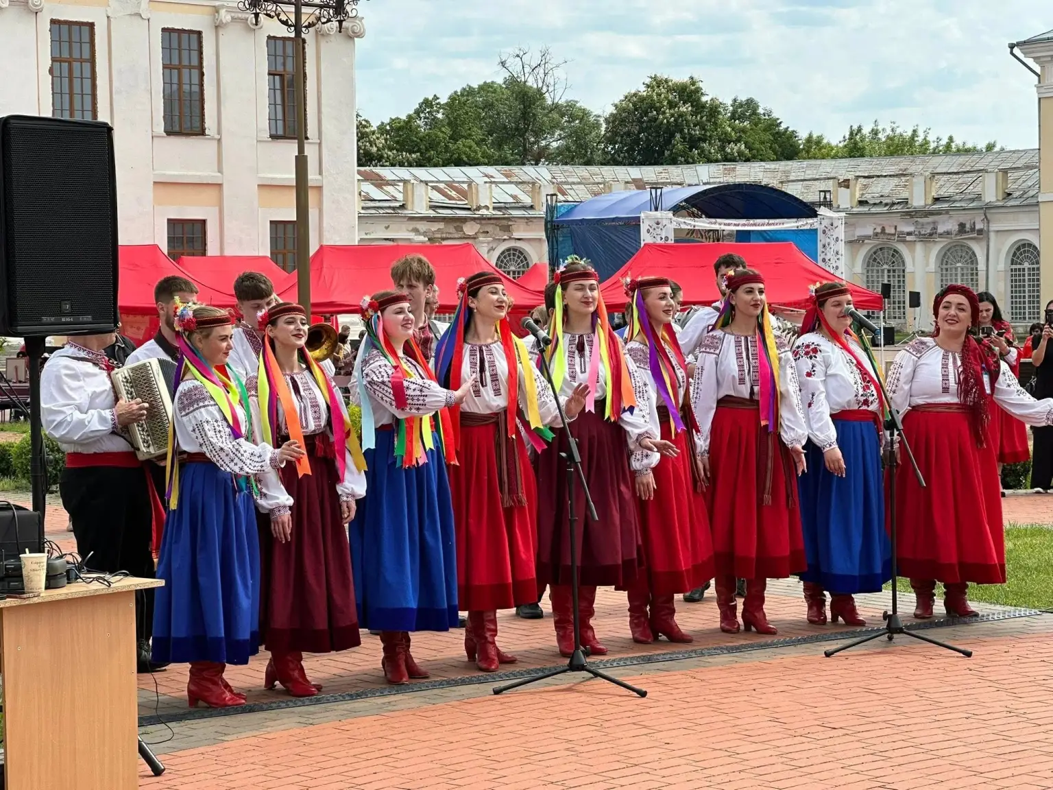 Подільське весілля у Тульчині: молодіжний етнофестиваль зібрав три області біля палацу Потоцьких