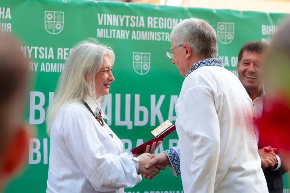 Пошана за мужність і працю: на Вінниччині відзначили видатних земляків та родини полеглих героїв