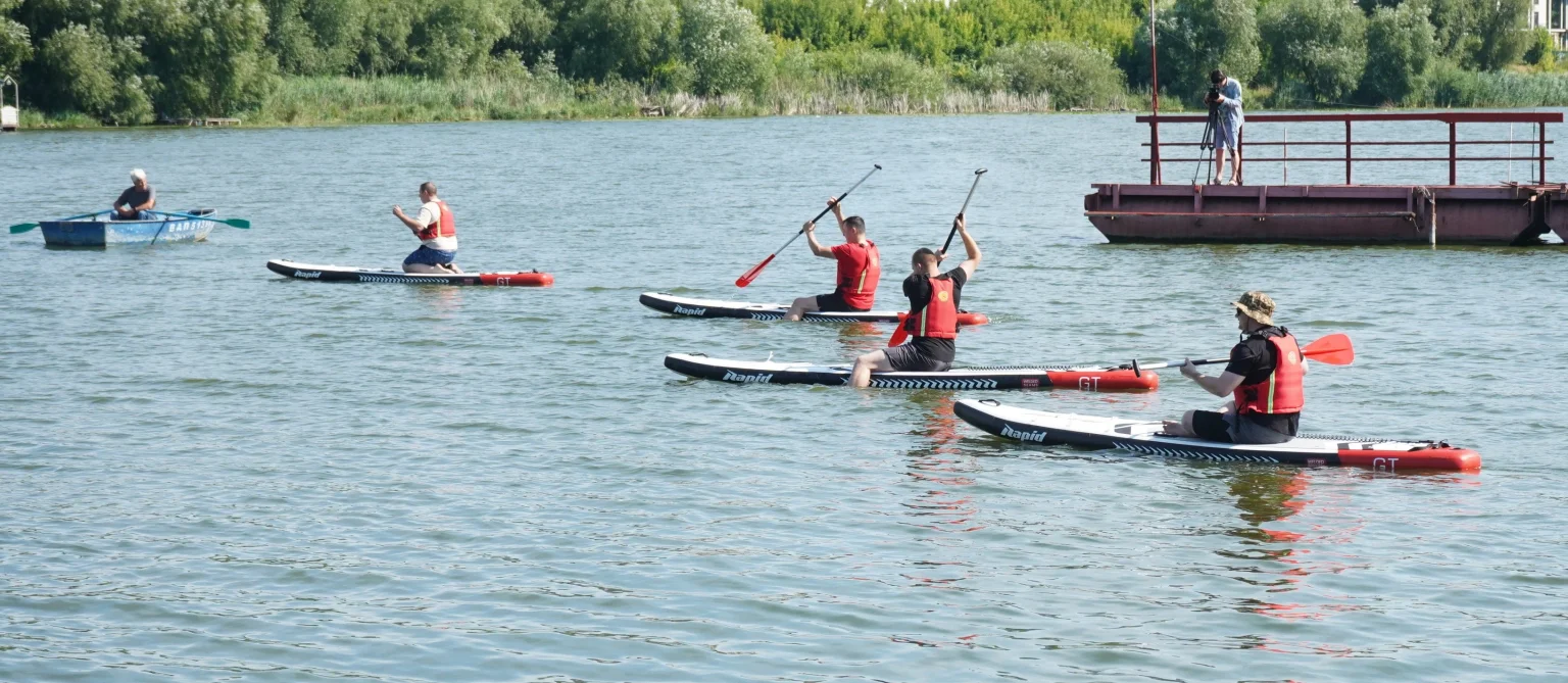 Вінницькі ветерани опановують SUP-серфінг у межах проєкту «Сила титанів»